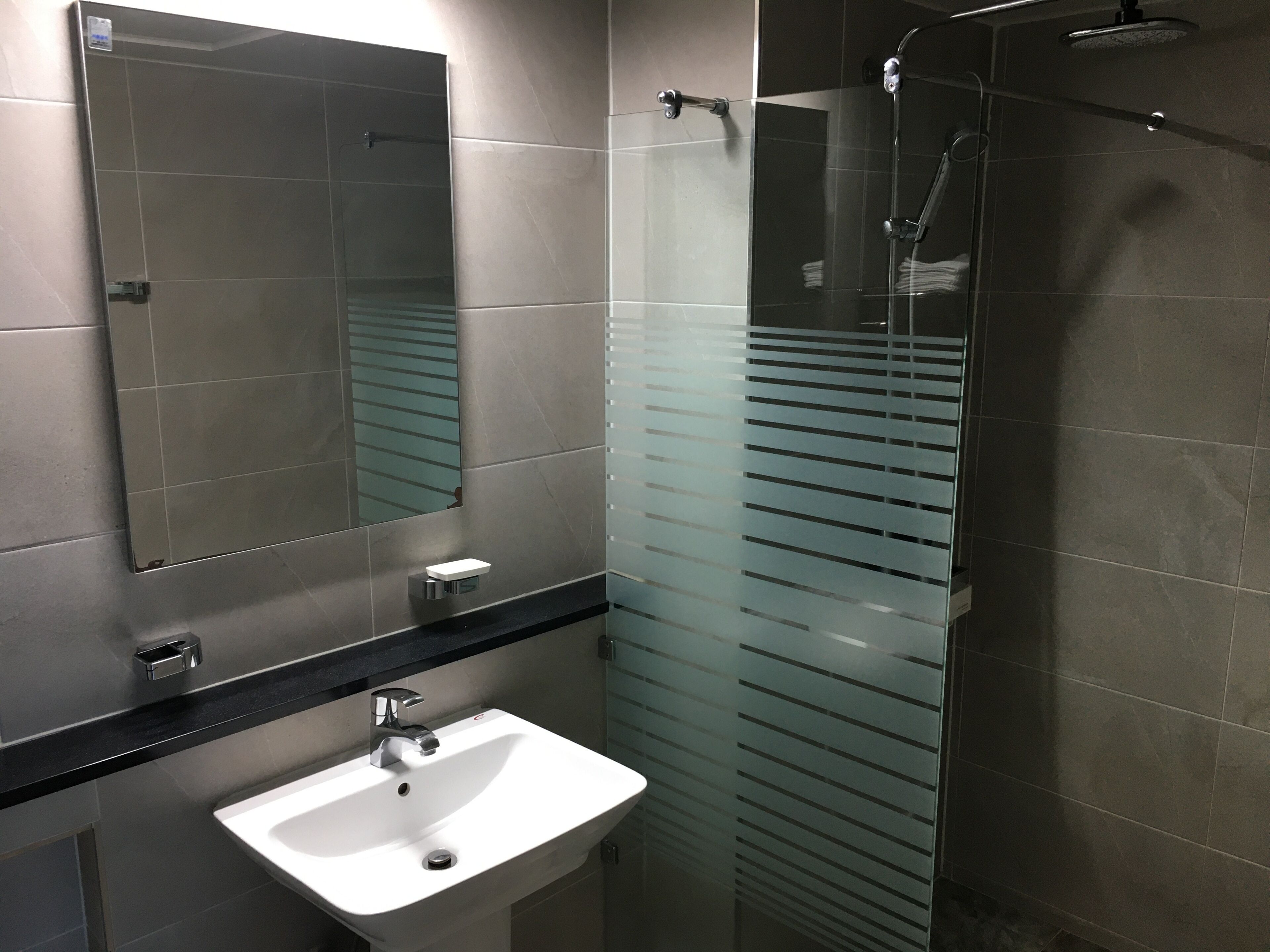 deluxe double room, 1 queen bed, ocean view | bathroom | shower, free toiletries, hair dryer, slippers