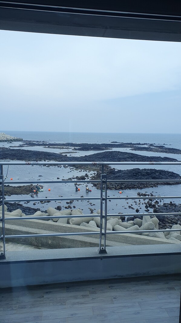 Beach nearby - Hotel 52 (Seogwipo)