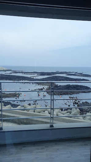 Beach nearby - Hotel 52 (Seogwipo)