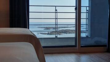 Kahden hengen deluxe-huone (kaksi sänkyä), 2 keskisuurta parisänkyä, valtamerinäköala | Ilmainen Wi-Fi, vuodevaatteet