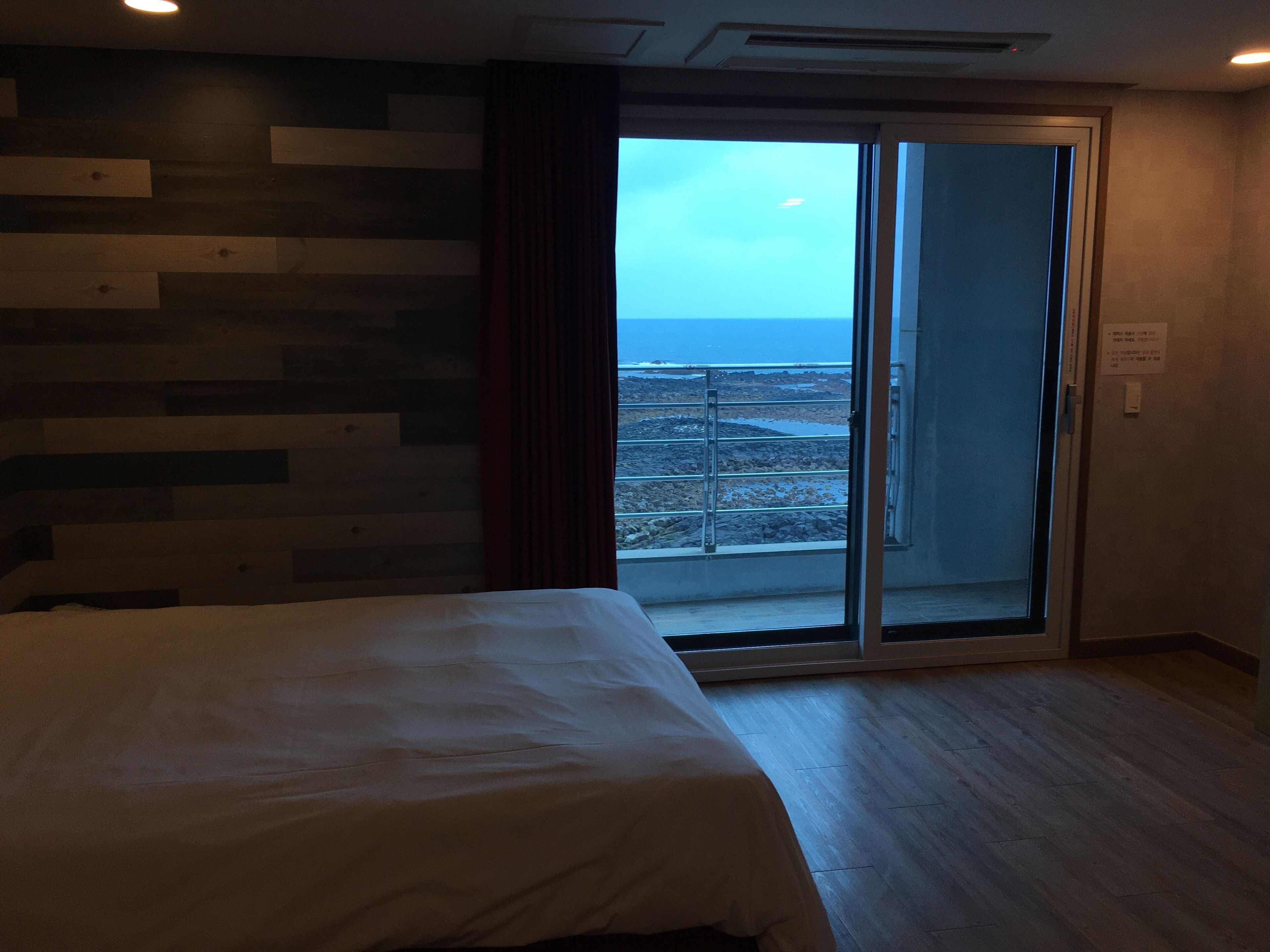 deluxe double room, 1 queen bed, ocean view | free wifi, bed sheets