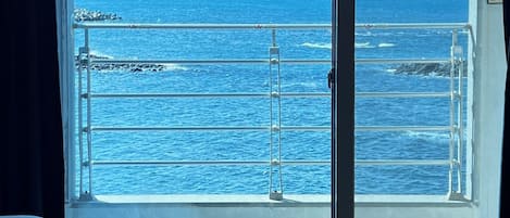 Deluxe Twin Room, 2 Queen Beds, Ocean View | Free WiFi, bed sheets