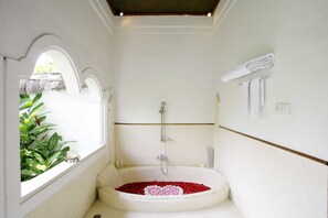 Villa, 1 cama matrimonial, vista al jardín | Baño | Tina con regadera, amenidades de baño gratuitas, toallas 