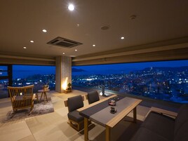 奢华套房, 无烟房, 城市景观 (with Private External Bathroom) | 客房内保险箱、办公桌、免费 WiFi、床单