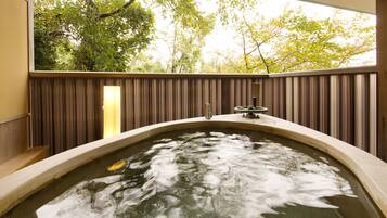 船型露天風呂付客室 | バスルーム | バスアメニティ (無料)、ヘアドライヤー、スリッパ、洗浄機付トイレ