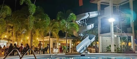 Alberca al aire libre y camastros