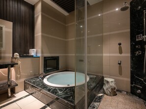 Family Quadruple Room | Bathroom amenities | Separate tub and shower, jetted tub, free toiletries, hair dryer - Leesing Motel (Kaohsiung)