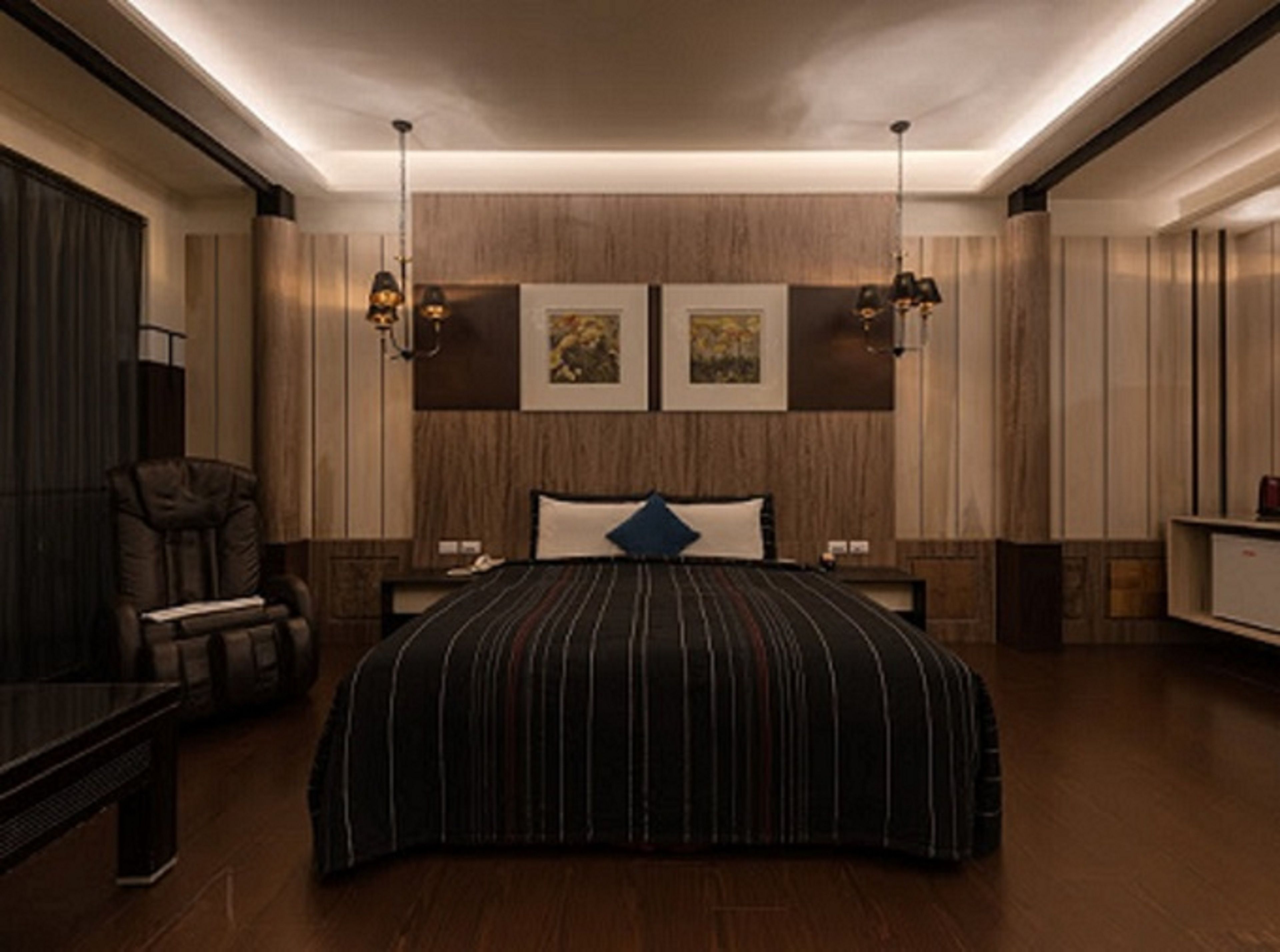 Una camera da letto moderna con un letto grande, una sedia e due lampade a parete.