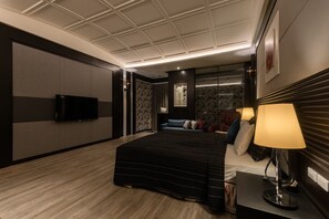 Desk, blackout curtains, soundproofing, rollaway beds - Leesing Motel (Kaohsiung)