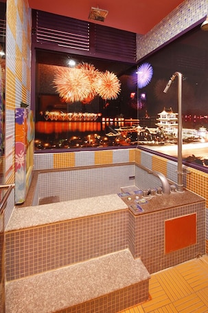 Basic Quadruple Room | Deep soaking bathtub