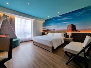 Executive-huone | Ilmaiset minibaarituotteet, tallelokero huoneessa, työpöytä