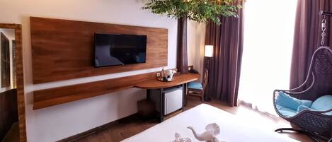 Minibar gratis, brankas, meja kerja, dan ruang kerja ramah laptop