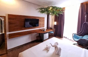 Ilmaiset minibaarituotteet, tallelokero huoneessa, työpöytä