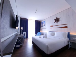 Ilmaiset minibaarituotteet, tallelokero huoneessa, työpöytä