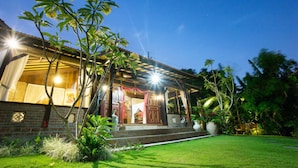 A house with a covered porch, a brick facade, and a well-maintained lawn. - Kubu Ampo Villa (Kerobokan)