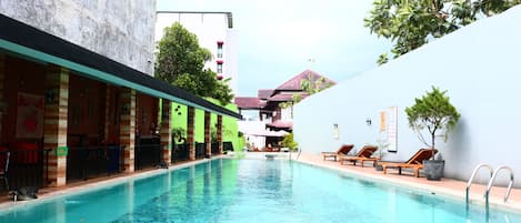 Kolam renang terbuka