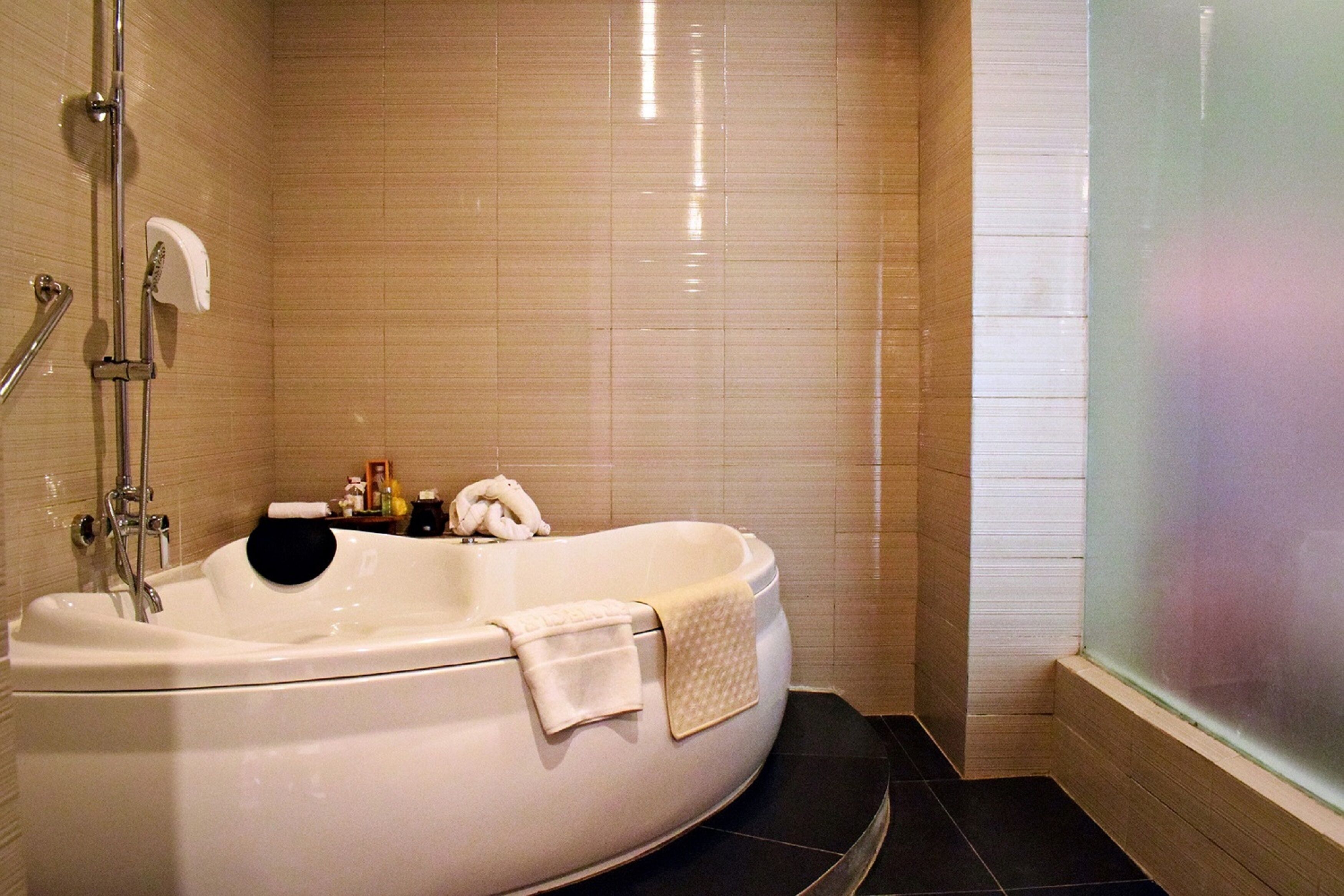 Suite Junior | Kamar mandi | Shower, perlengkapan mandi gratis, sandal, dan handuk