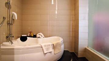 Suite Junior | Kamar mandi | Shower, perlengkapan mandi gratis, sandal, dan handuk