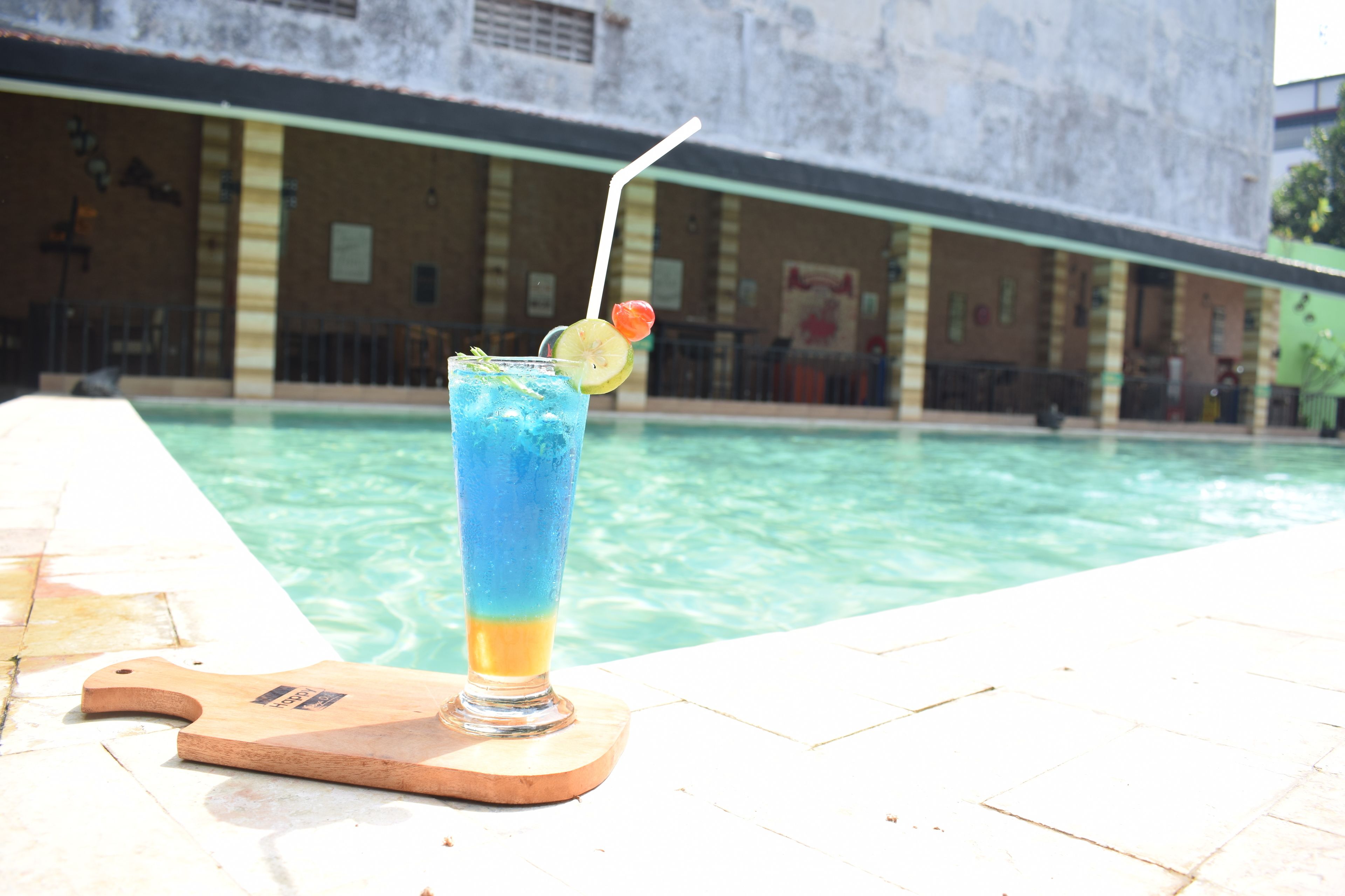 2 restoran dengan sajian hidangan lokal dan internasional