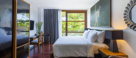 Executive Room | Peralatan tempat tidur premium, peti besi dalam bilik, meja