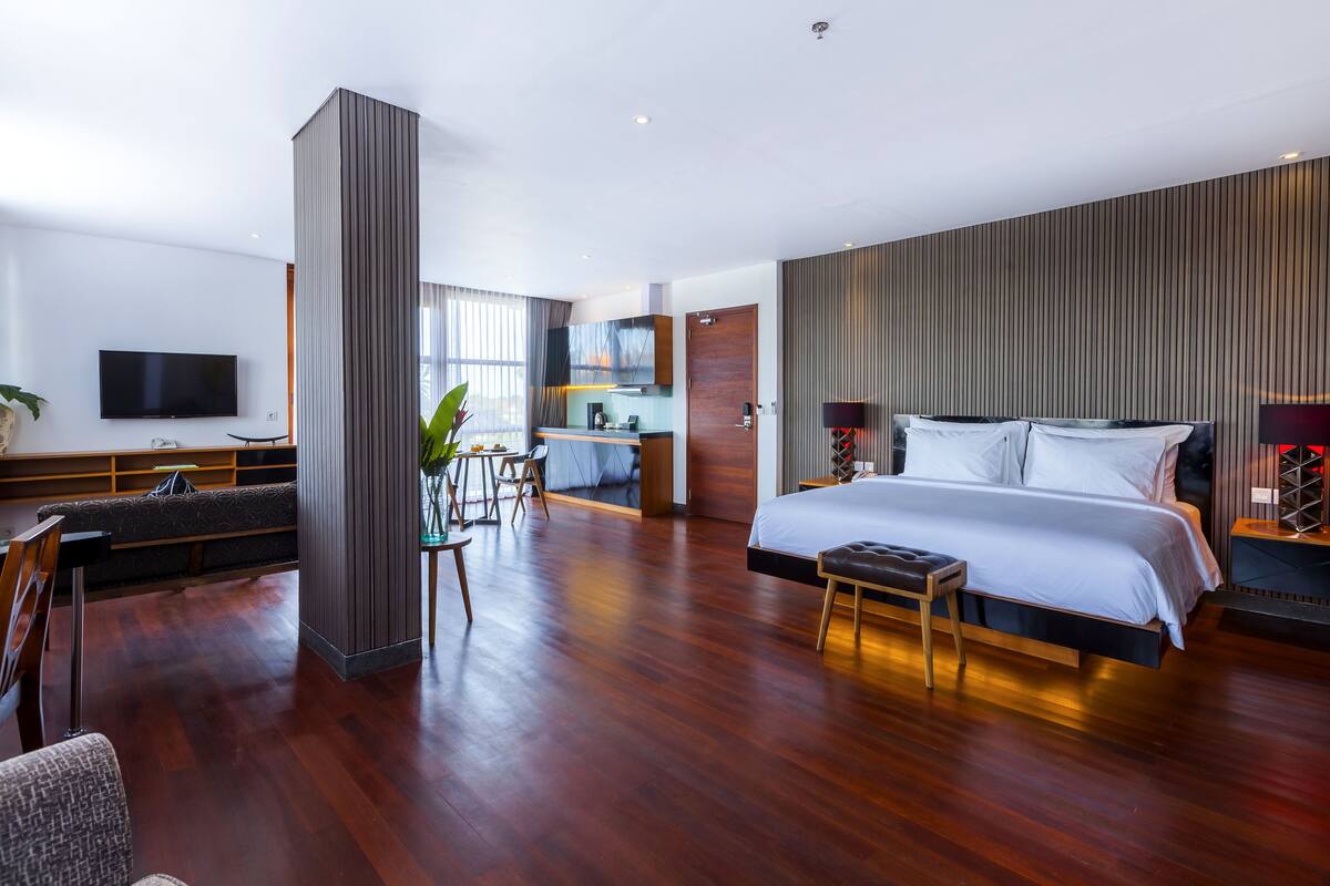 Deluxe Suite | Premium bedding, in-room safe, desk, blackout drapes