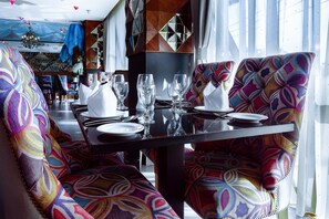 2 restaurants, spécialités Cuisine du Moyen-Orient