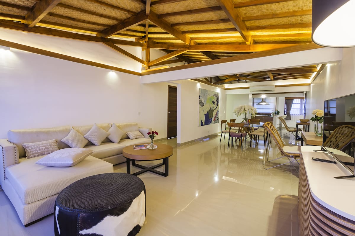 Suite, 2 habitaciones (Penthouse) | Sala de estar | Televisión LED de 32 pulgadas con canales por cable y televisión