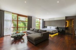 Suite – deluxe | Sengetøy av topp kvalitet, safe på rommet og skrivebord