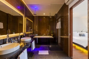 Phòng Suite dành cho gia đình | Phòng tắm | Buồng tắm vòi sen, vòi sen phun mưa, đồ dùng nhà tắm miễn phí 