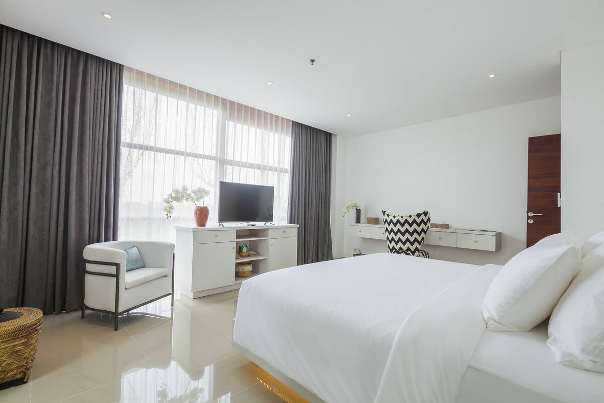 3 Bedroom Luxury Apartment | Premium bedding, in-room safe, desk, blackout drapes
