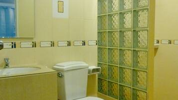 Deluxe Room | Bathroom | Shower, free toiletries, towels