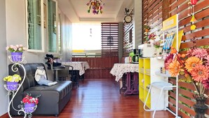 Una sala de estar acogedora con un sofá, una mesa de comedor y una pared de madera con estantes.
