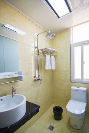 Deluxe King Room | Bathroom | Shower, free toiletries, hair dryer, slippers - Hangtian Business Hotel Xi'an Airport (Xianyang)