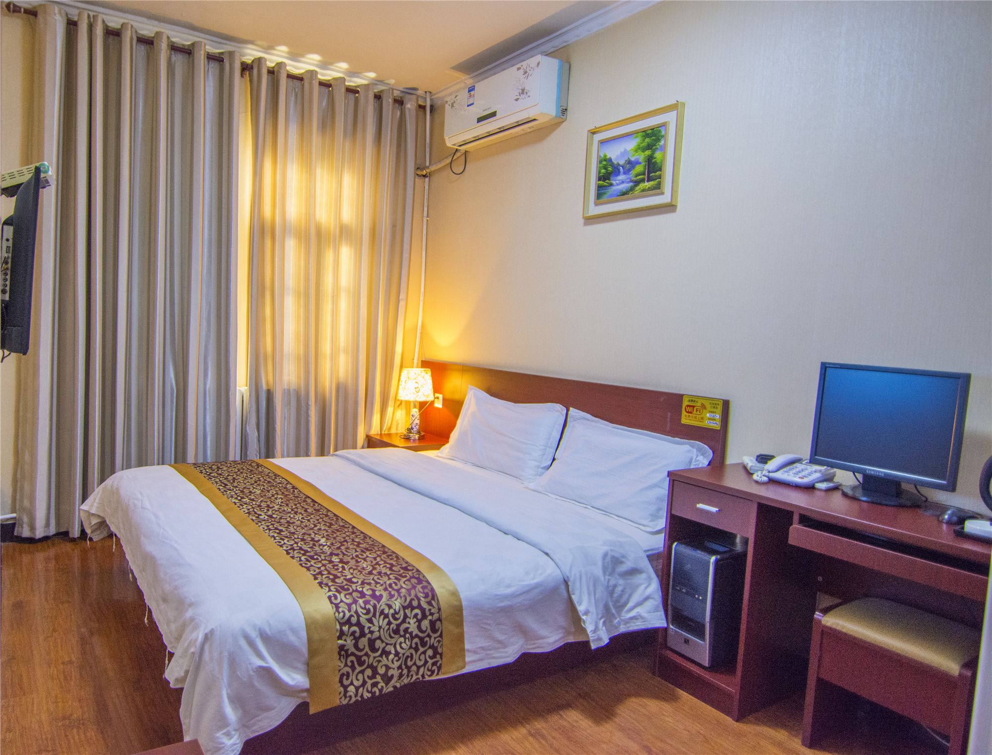 Business King Room | Desk, blackout curtains, free WiFi