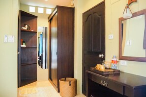 Sea Breeze Bungalow | Minibar, brankas, meja kerja, dan kedap suara