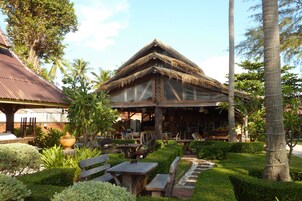 Breakfast, lunch, dinner served; local and international cuisine 