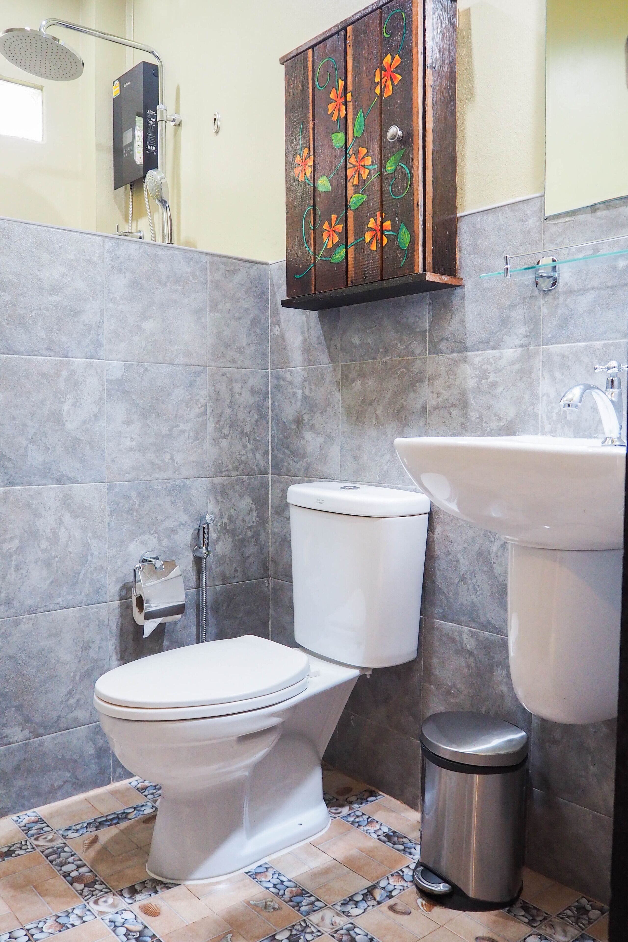 cozy casa bungalow | bathroom | shower, hair dryer, towels, soap