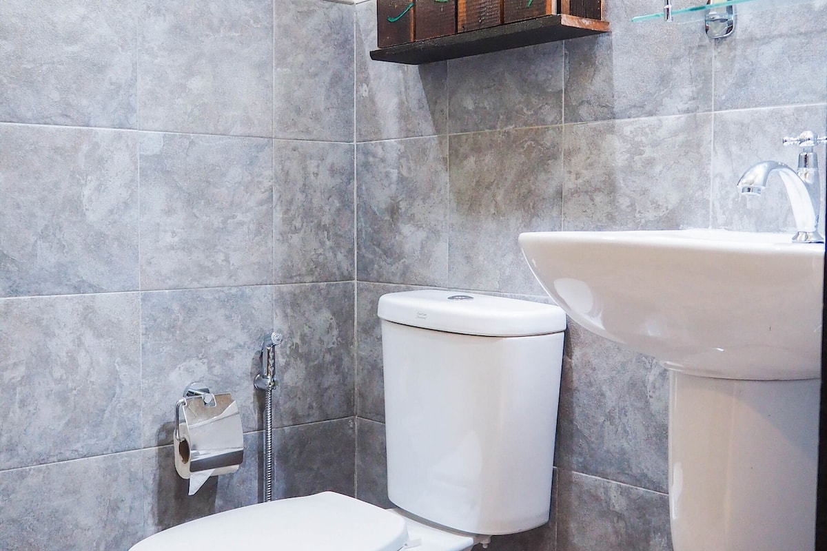 cozy casa bungalow | bathroom | shower, hair dryer, towels, soap