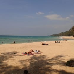Plage, chaises longues, parasols, serviettes de plage