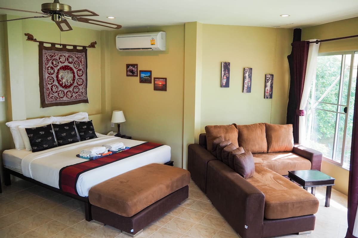 Beachcomber Bungalow | Minibar, in-room safe, desk, soundproofing