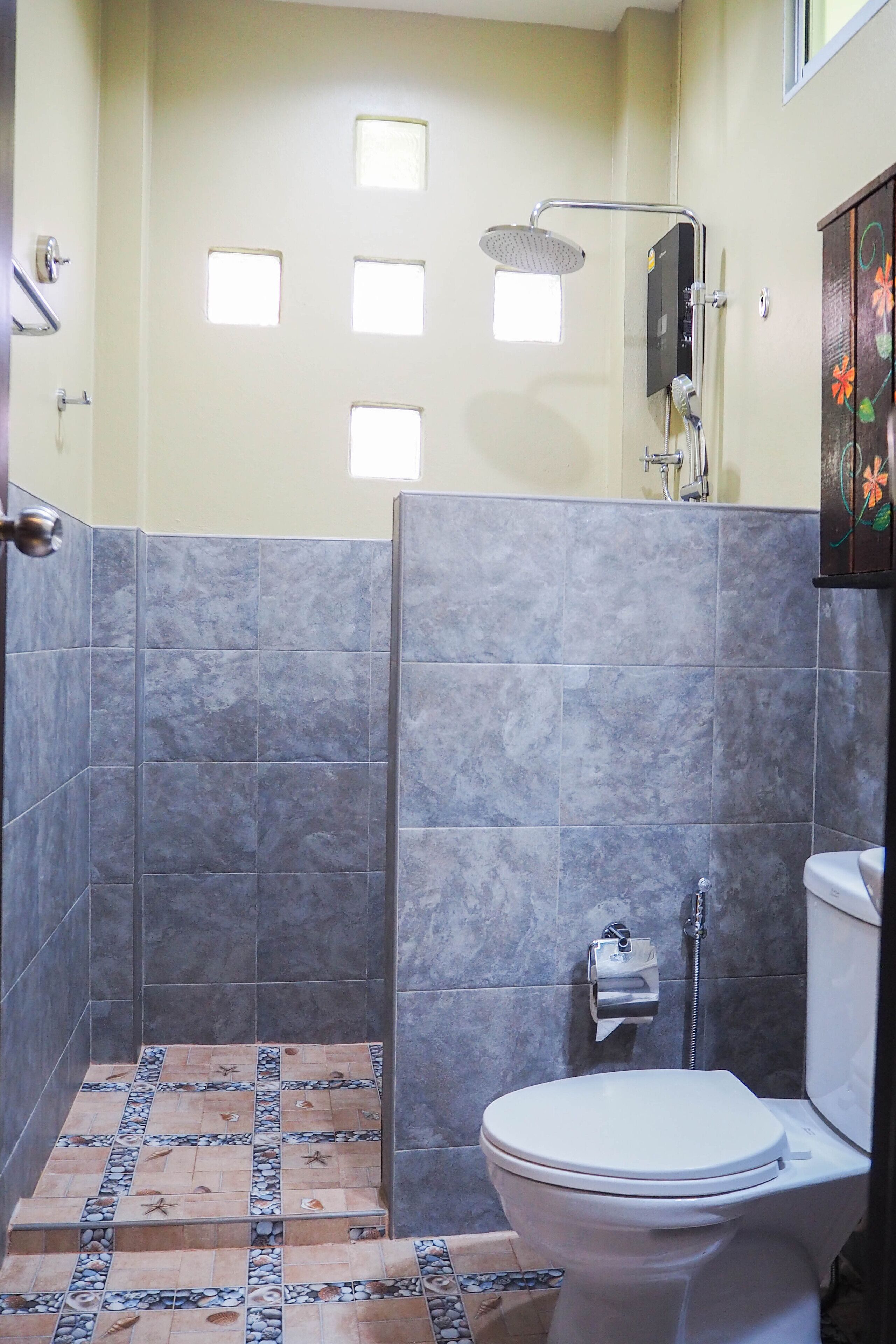 cozy casa bungalow | bathroom | shower, hair dryer, towels, soap