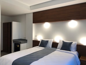 In-room safe, desk, free cots/infant beds, rollaway beds - Noble House Beach Resort (Ko Lanta)