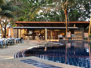 Poolside bar - Noble House Beach Resort (Ko Lanta)
