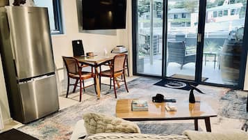 Apartamento, 1 cama King | Área de estar | TV de tela plana, Netflix, serviços de streaming