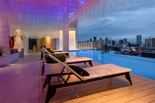 Una piscina techada, guardavidas en la propiedad