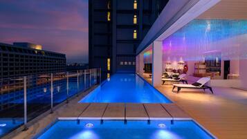 Sisäuima-allas avoinna 8.00–22.00, hengenpelastajia paikan päällä