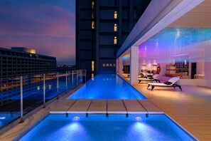 Piscina coberta i socorristes a les instal·lacions 