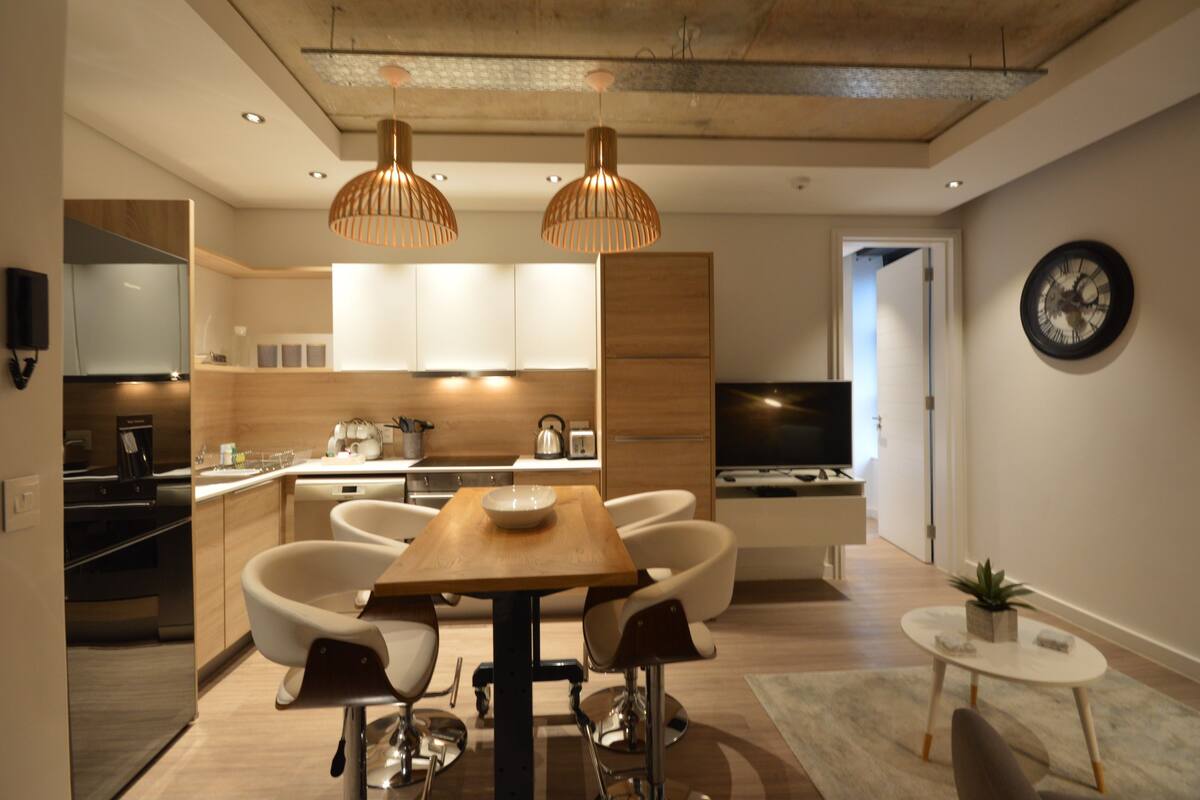 Two Bedroom Standard Matrix | Privékeuken | Een koelkast/vriezer, een magnetron, een oven, een kookplaat