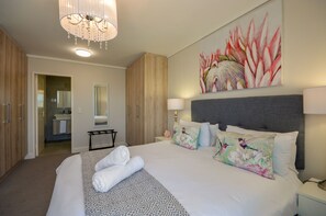 Two Bedroom Standard Waters Edge | Safe på rommet, strykejern/-brett, barnesenger og wi-fi (inkludert)