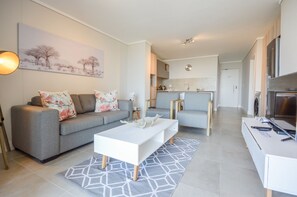 Two Bedroom Standard Waters Edge | Olohuone | Taulutelevisio